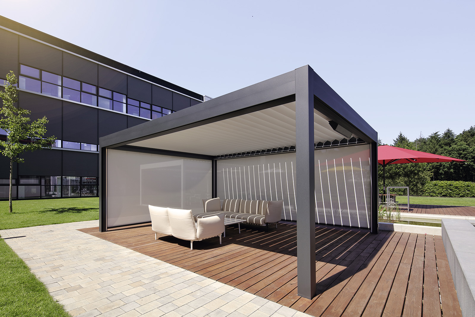 Pergola mit textilen Senkrecht-Screens