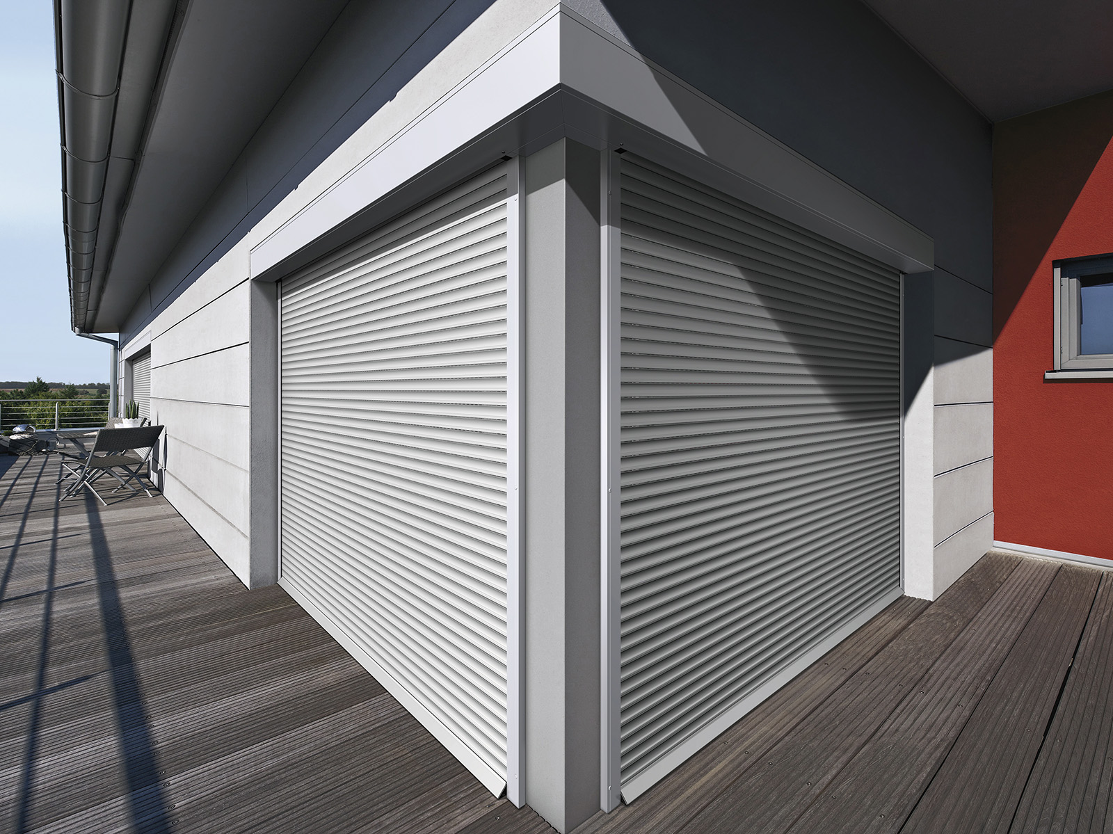 Großflächige Rollläden an moderner Dachterrasse