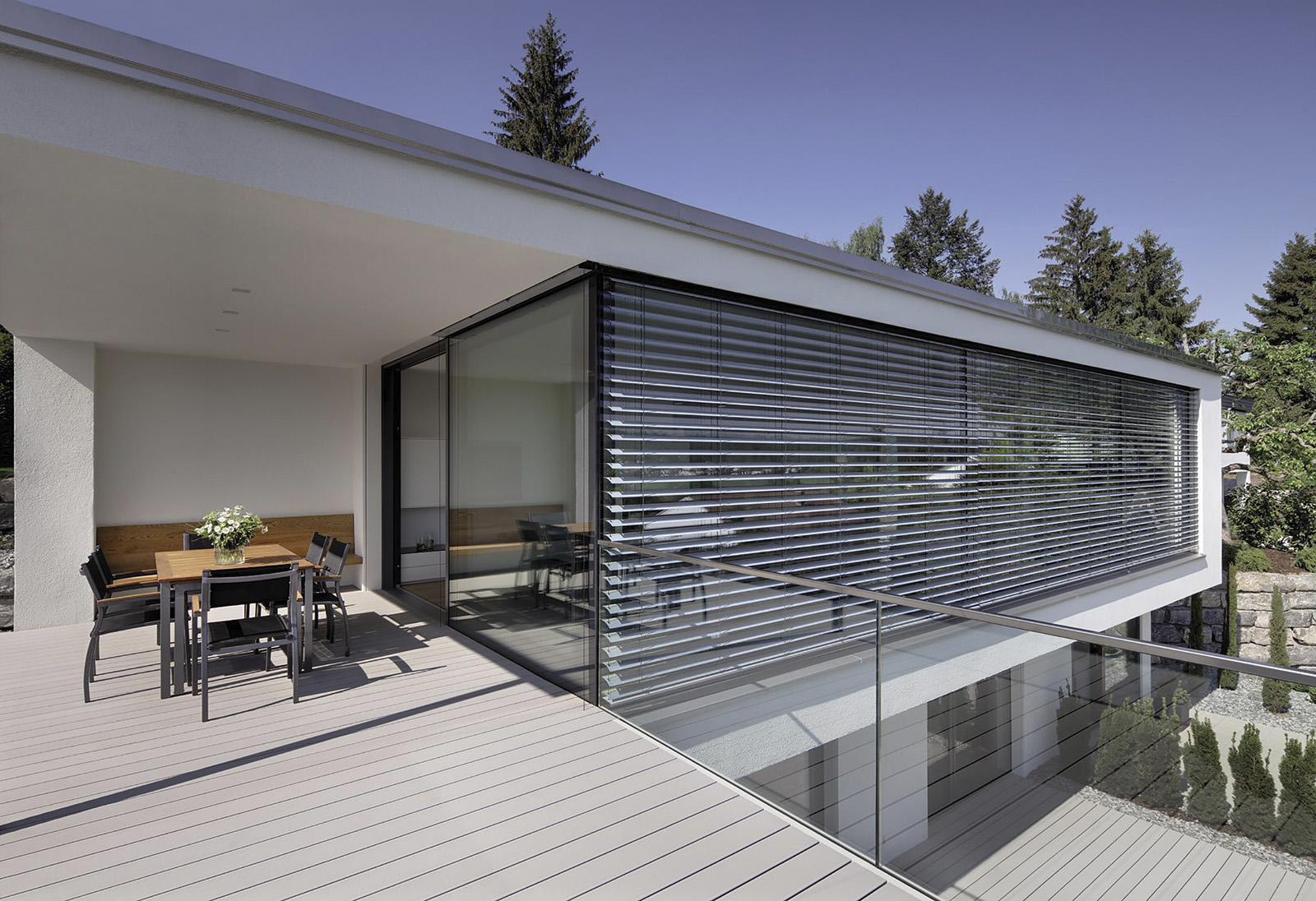 Modernes Flachdachhaus mit Raffstoren am Eckfenster