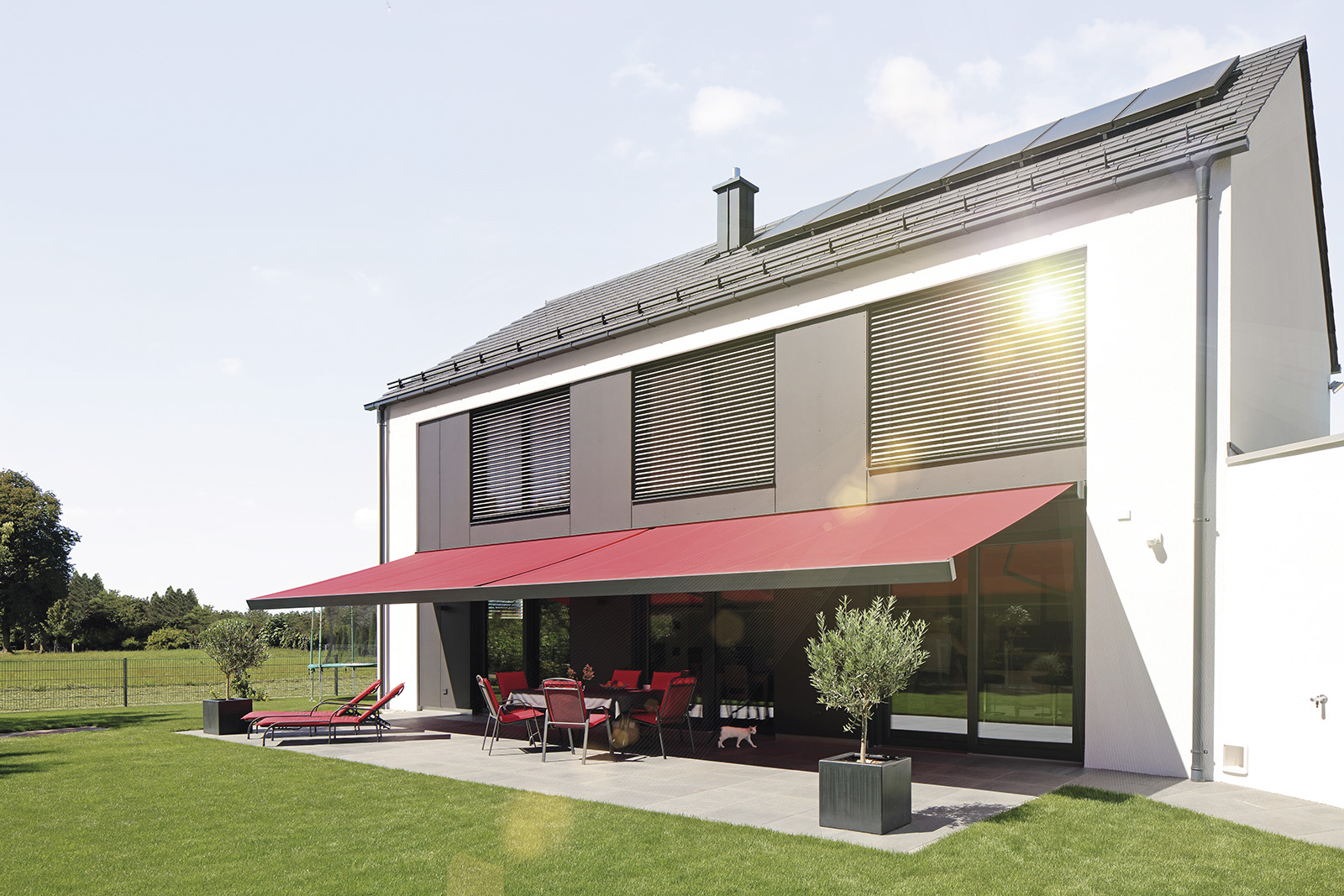 Wohnhaus mit Raffstoren und Kassettenmarkise