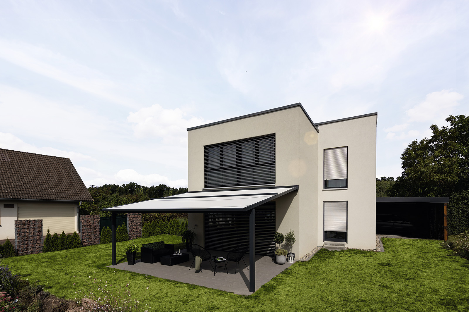 Flachdachhaus mit automatisierten Rollläden und Terrassenbeschattung