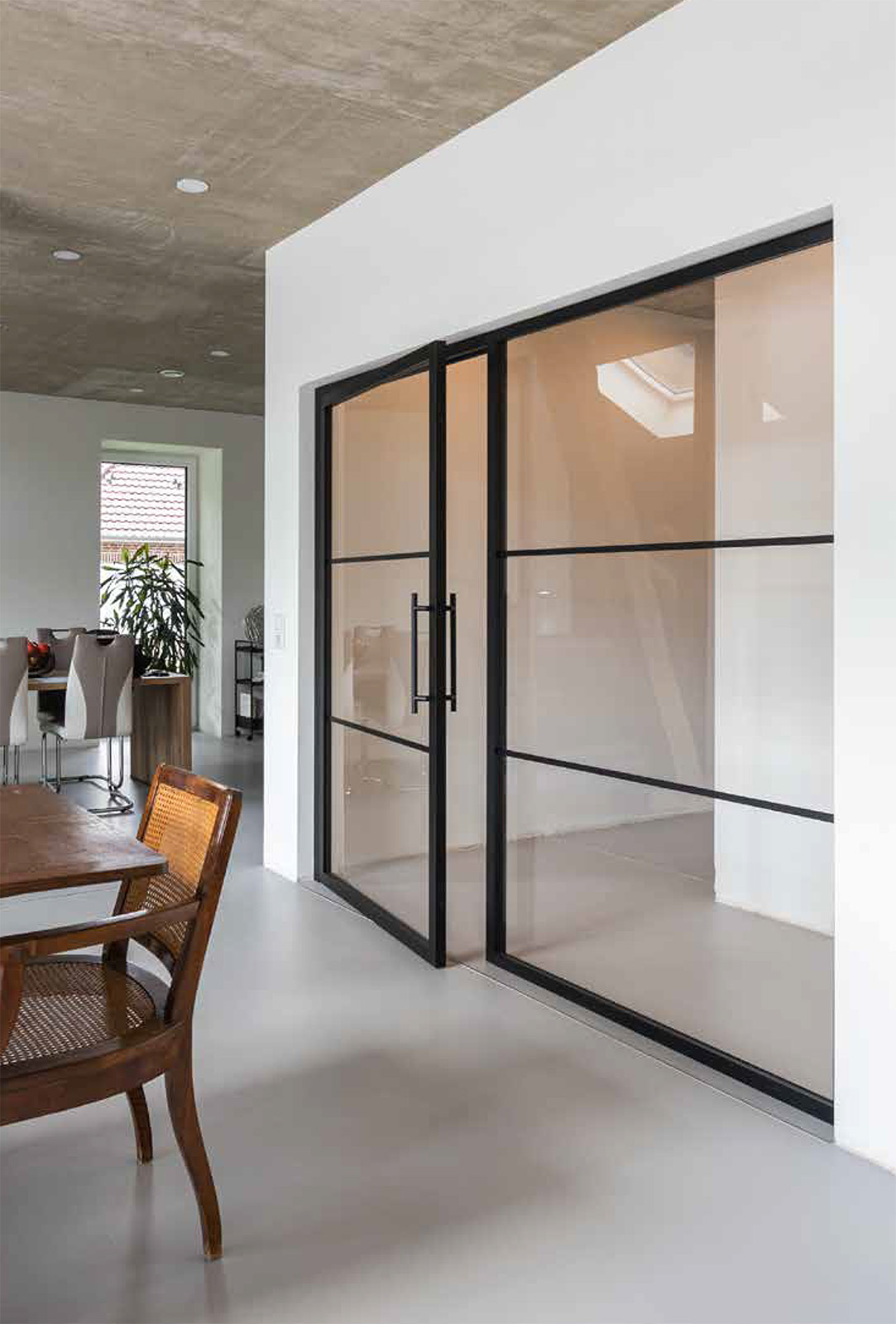 Loft-Tür aus Stahl und Glas im Wohnraum