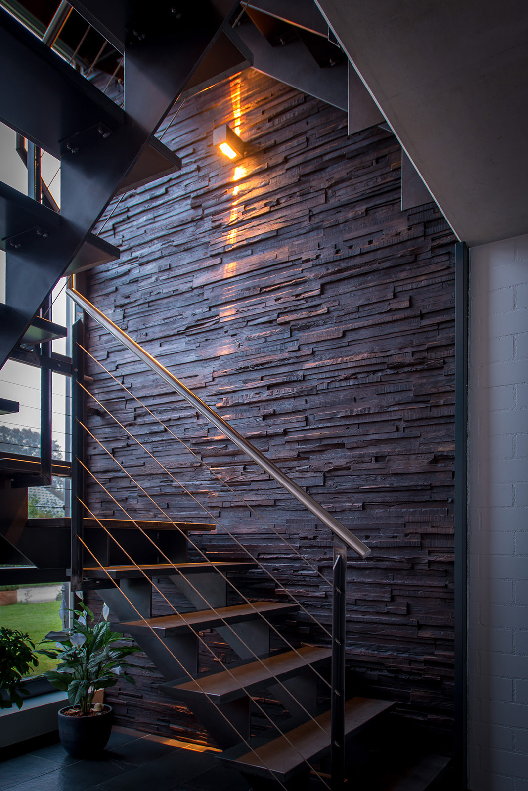 Flur mit heller Holzpaneel-Wand