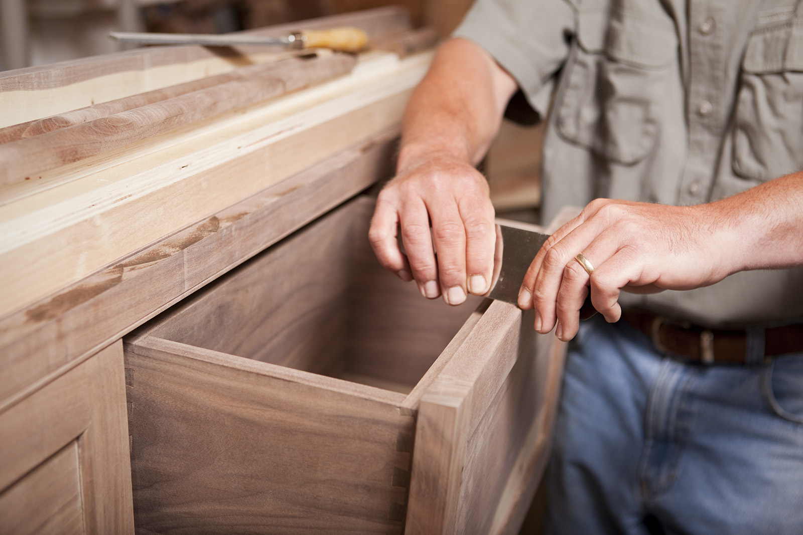 Passgenaue Schubkästen in Handarbeit