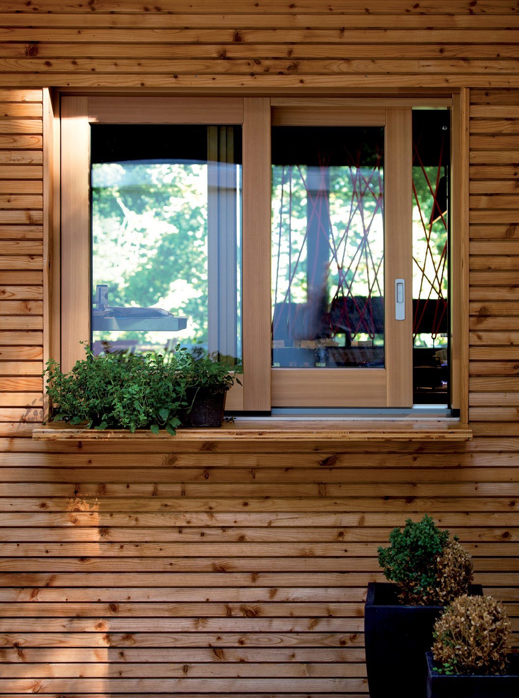 Holzfenster in der Holzfassade