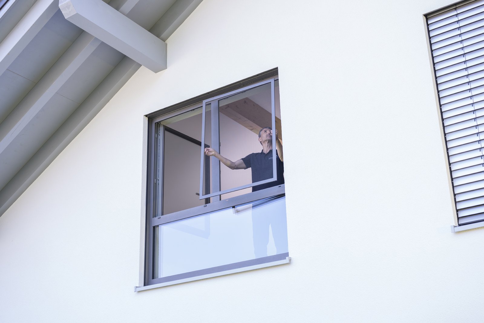 Insektenschutz-Spannrahmen am Fenster