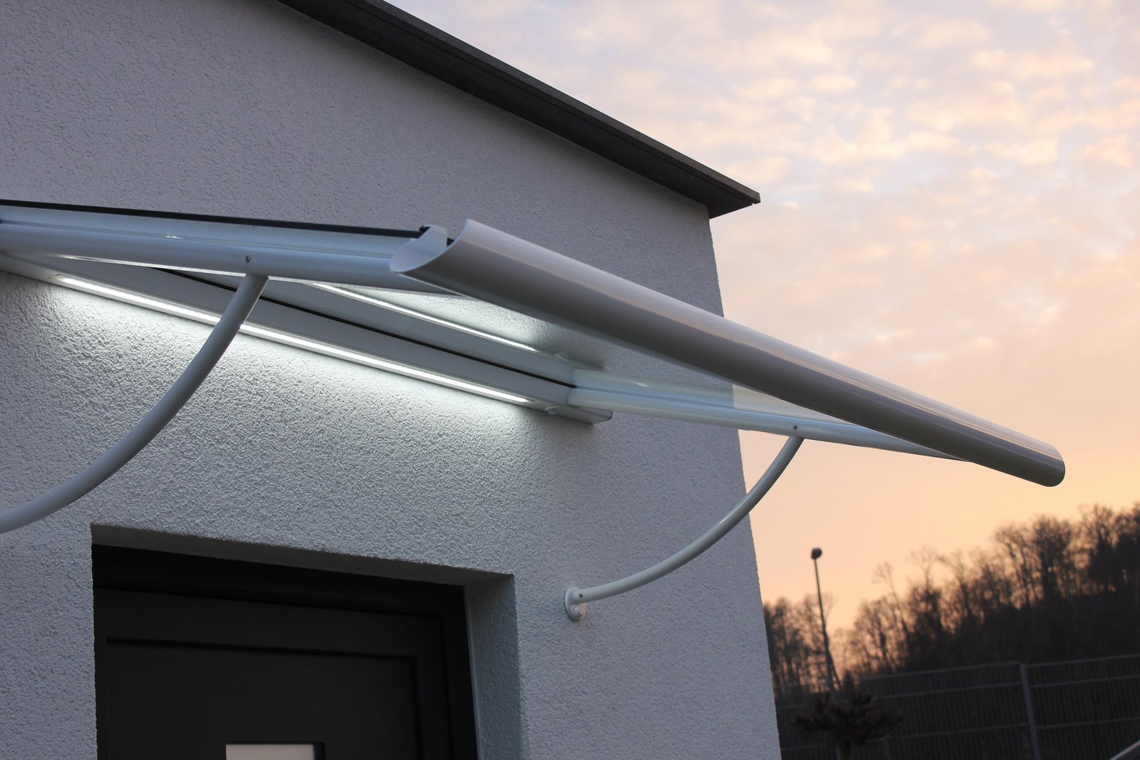 Glasvordach mit Edelstahlhalterung