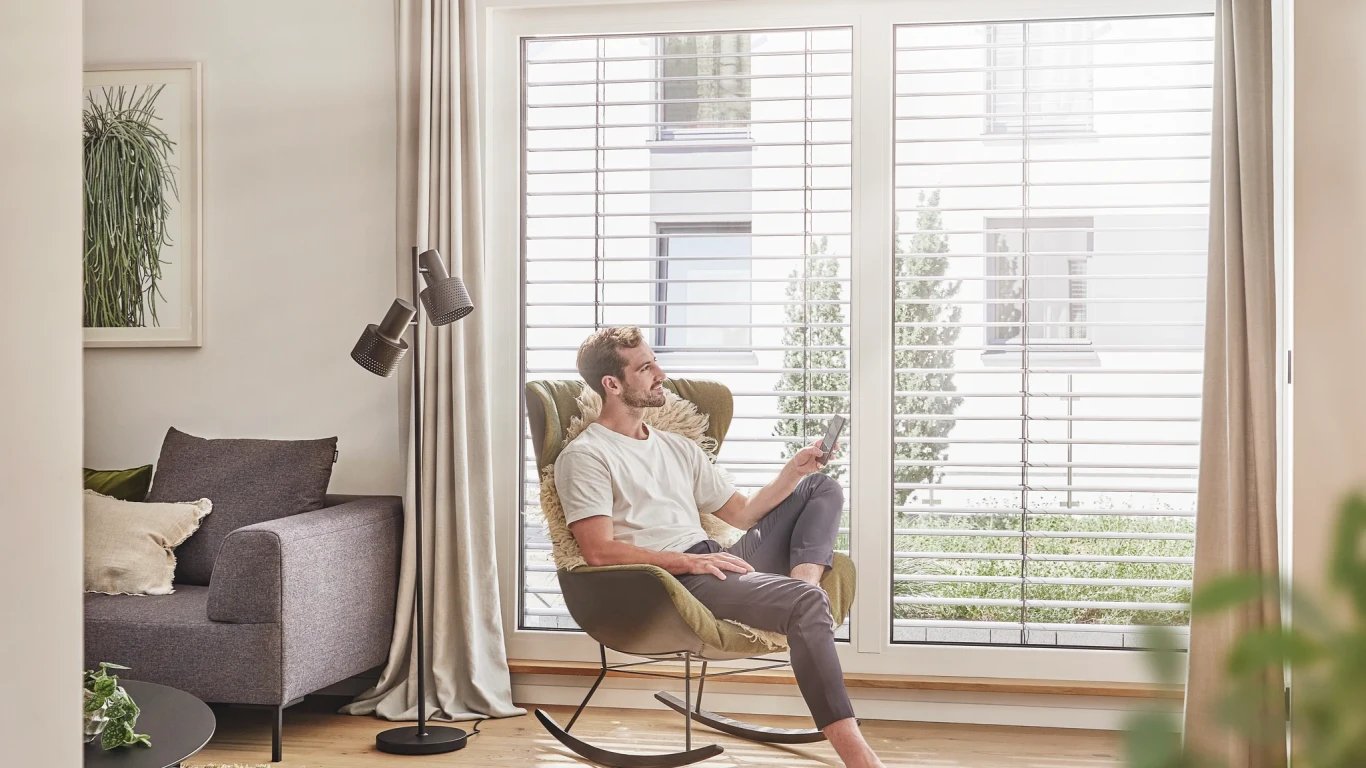 Raffstore mit Lichtlenkung im Wohnraum