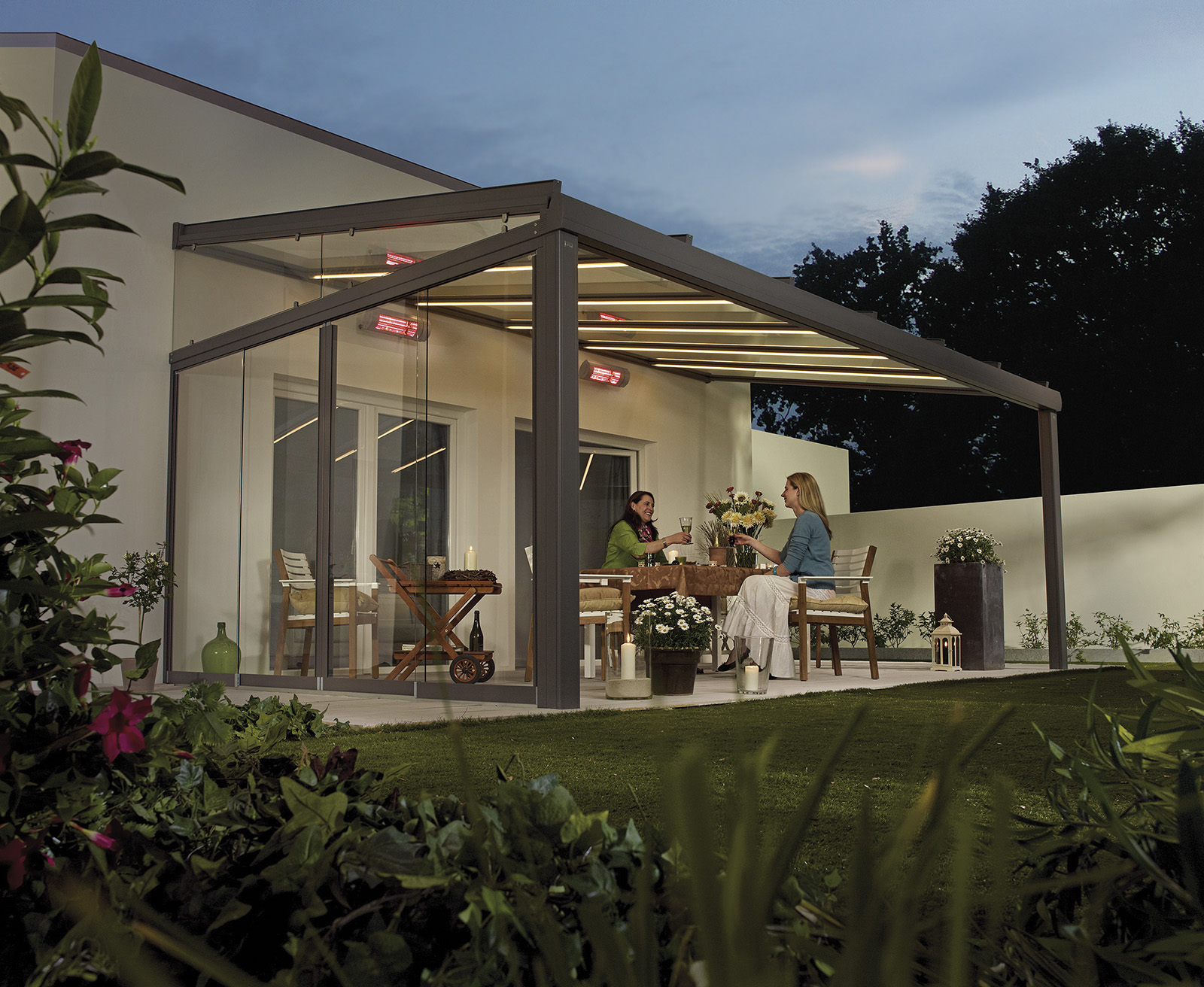 Beleuchtetes Glas-Terrassendach am Abend