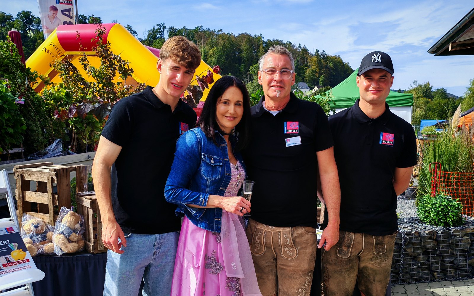 Familie Greissinger beim REGIO life day 2026 vor der Hüpfburg